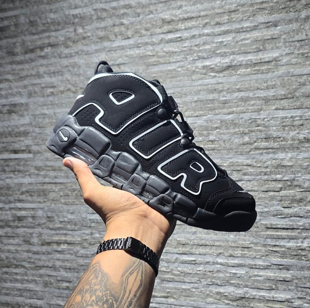 Tenis Nike – Air More Uptempo 96 Black and White (Negro & Blanco)